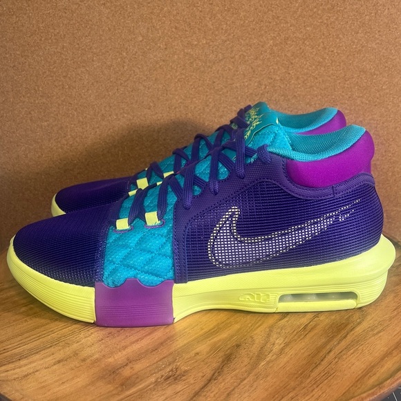 Nike 
Labron james 
Witness 8
Girls purple
NWOT - Picture 2 of 13